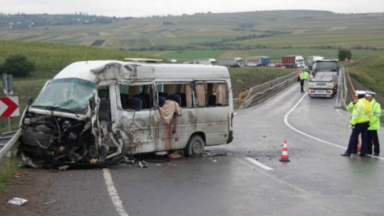 Doi răniţi, după ce un microbuz din România s-a răsturnat pe o autostradă din Germania - presă