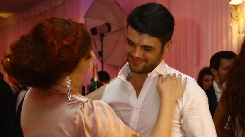 FOTO Oana Roman isi sufoca iubitul cu atata dragoste. La propriu! Imbratisarile ei seamana cu inclestarile din galele de wrestling