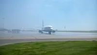 Un avion care trebuia să ducă măști de protecție din România în Spania a revenit la sol