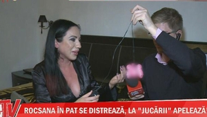 Roxana Marcu nu este deloc fată cuminte! În dormitor are un secret...cu baterii! Indiciu: este roz şi vibrează!
