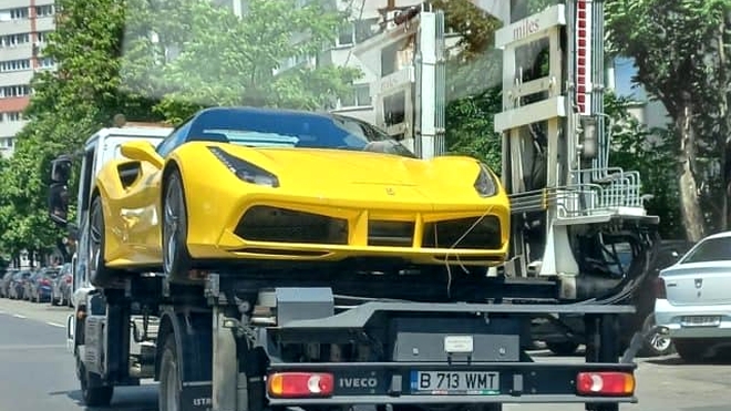 Patronul unuia dintre cele mai exclusiviste cluburi din București a încălcat legea! Vezi unde și-a parcat Ferrari-ul