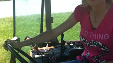 Roxana Ciuhulescu conduce orice! A urcat la volanul unui tractor