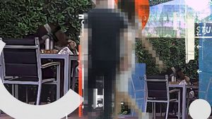L-am filmat pe celebrul milionar când o săruta “cu repetiție” la restaurant pe prezentatoarea TV hiper-cunoscută