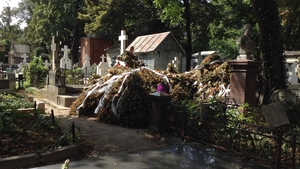 Dana Patriciu a facut o vizita fulger la mormantul sotului! Afla tot ce a facut vaduva milionarului in cimitirul Bellu!