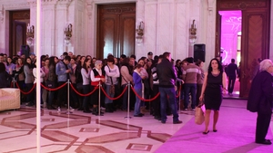 Primul targ de nunti din 2015 a debutat cu batai pe rochii. Viitoarele mirese s-au paruit in Palatul Parlamentului!