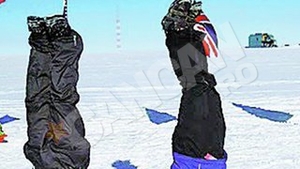 Milionarul Romeo Dunca si alpinistul Coco Galescu au facut giumbuslucuri la -35 de grade Celsius. Au stat in cap la Polul Sud
