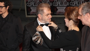 Natasa Raab are grija ca Florin Zamfirescu sa fie "prea bun, prea ca la tara"! Ii aranjeaza tinuta la un eveniment!