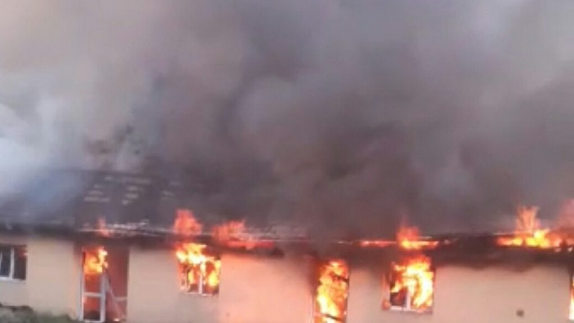 Un incendiu de vegetație s-a transformat în dezastru în Argeș. A ars sala de sport a elevilor