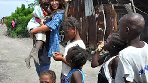 Madalina Ghenea se implica in campanii umanitare! A fost in Haiti sa ajute copiii orfani!