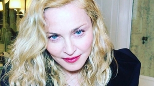 Madonna a devenit mamă de gemeni! Prima imagine cu fiicele artistei