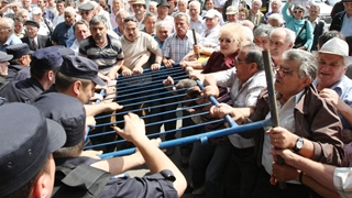 Un pensionar scandalagiu a murit dupa ce politistii i-au pulverizat spray lacrimogen in fata. Se inghesuia sa-si ridice primul pensia la posta!