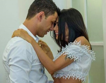 Oana, Alex şi pisoii formează o familie fericită