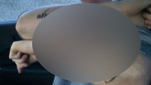 Si penibil si agramat! Ce si-a tatuat un tanar pe maini. "A demonstrat ca e analfabet"
