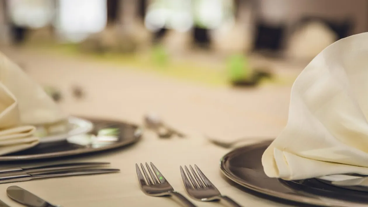 De ce trebuie să lăsaţi tacămurile în farfurie, orientate cu vârfurile sub forma literei A? Codul bunelor maniere