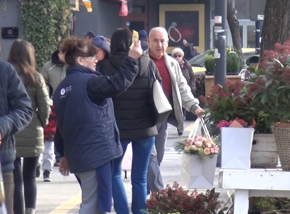 Omul de afaceri i-a cumpărat logodnicei sale un superb buchet de flori