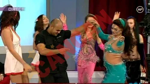 VIDEO Perversul, tot pervers! Uite cum s-a frecat Sorin Tiganu de trei dansatoare din buric!