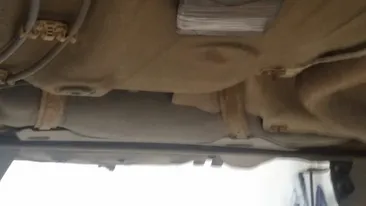 Dispozitiv de urmărire, găsit sub maşina unui bărbat din Vâlcea. Ar fi fost montat de o femeie care îl hărţuia - VIDEO