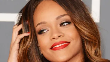 Rihanna si-a aratat sanii la un meci de baschet! Jucatorii si-au pierdut concentrarea cand au vazut-o asa!