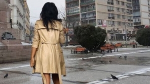 A ieşit DEZBRĂCATĂ în stradă şi a strigat în gura mare! Vecinii au rămas şocaţi atunci când au văzut-o pe femeie aşa