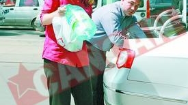 Daciana Sarbu isi duce gunoiul cu portbagajul