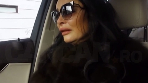 Vă prezentăm în mega-exclusivitate imaginile despre care, de azi, se va vorbi în toată România. Am filmat LIVE scandalul dintre Brigitte şi amanta lui Ilie Năstase! Turbată de furie, soţia fostului mare tenismen s-a dus la poarta femeii cu care bănuieşte că a fost înşelată!