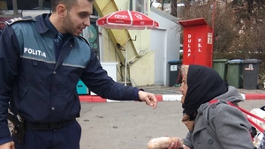 S-a întâmplat în Cluj! Gestul unui polițist, după ce a văzut o bătrânică care plângea că e moartă de foame