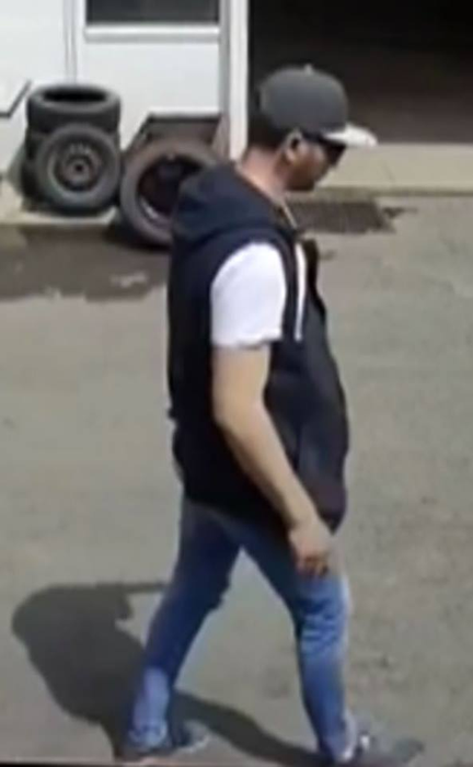 Hoţul s-a prezentat la locul faptei cu şapcă şi ochelari de soare