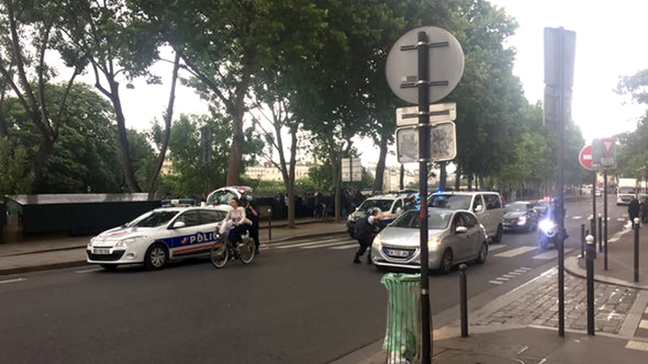 Poliţist atacat la Paris, atacatorul a fost împuşcat