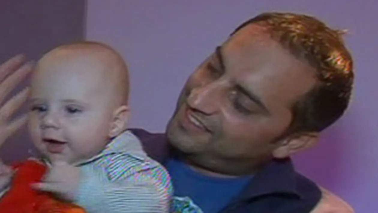 VIDEO Dj Rynno, tatic model! Isi leagana baiatul pe picioare