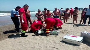 Bărbat salvat în ultima clipă din valurile mării, la Mamaia!