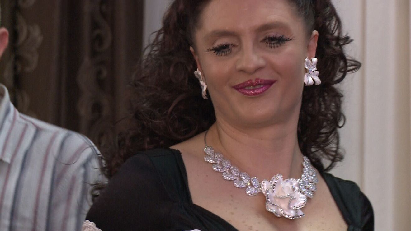 Bairam total de ziua dansatoarei preferate a lui Salam ! Desi a implinit 46 de ani, corpul si pofta de viata spun altceva...