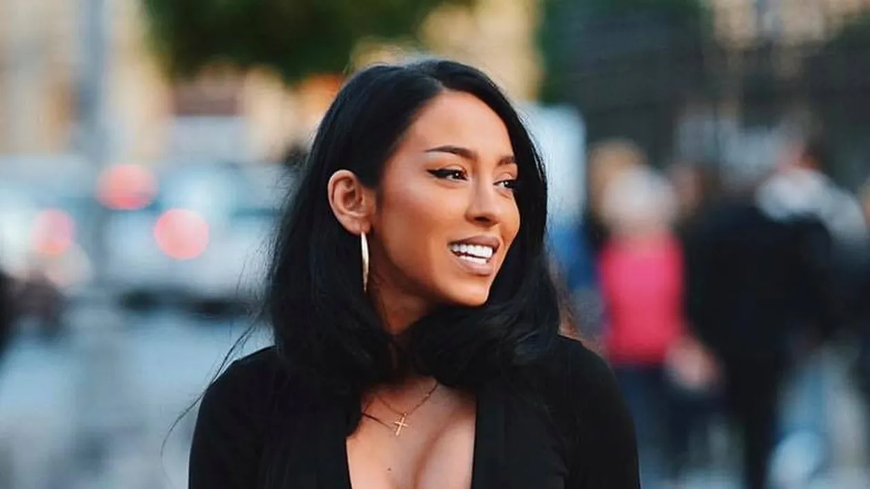 Ruby, mândră de noul ei bust. Și-a desfăcut bustiera și...