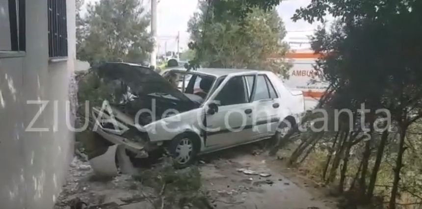 Accident uluitor la Constanța! A intrat cu mașina într-un bloc