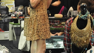 Courtney Love vrea sa arate bine! Si-a luat stilistul cu ea la cumparaturi!