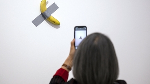 „Comedian”, celebra banană lipită cu bandă adezivă de Maurizio Cattelan, a fost furată dintr-o expoziție din Franța