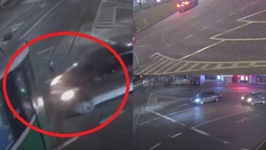 Accident grav pe un bulevard din Iași. O mașină a intrat violent într-un tramvai. Șoferul a fugit de la locul incidentului