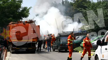 Benzinarie din Capitala, la un pas sa explodeze! Doua autoturisme au luat foc! Scene de groaza cu doi oameni prinsi in interior
