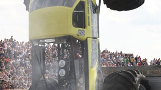 Un camion a ajuns pe verticala, in urma unei cascadorii ratate
