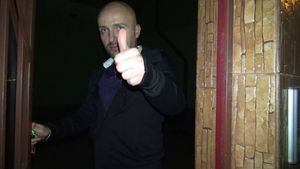 In videoclipuri apare alaturi de cele mai sexy femei, dar in realitate se culca singur cu burta plina de saorma! Cine sa fie?!