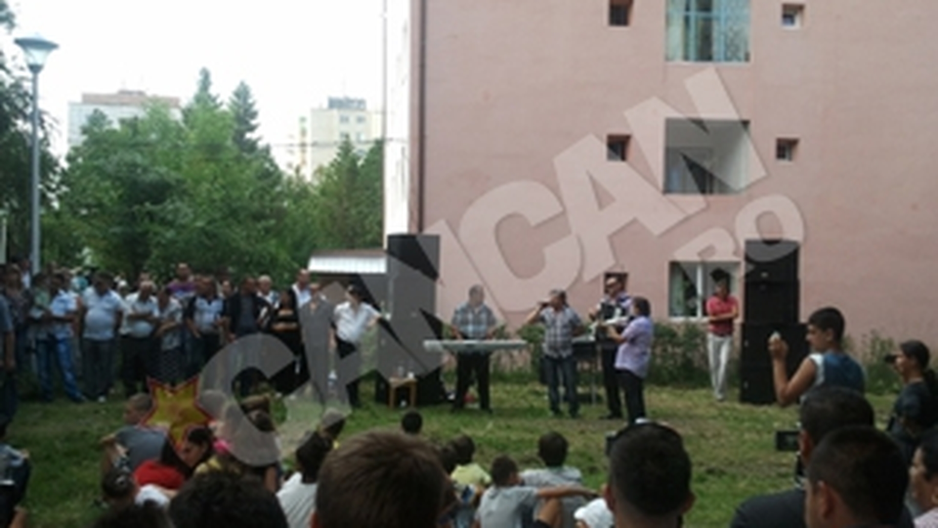 Chef cu lautari intre blocuri, intr-un cartier din Cluj