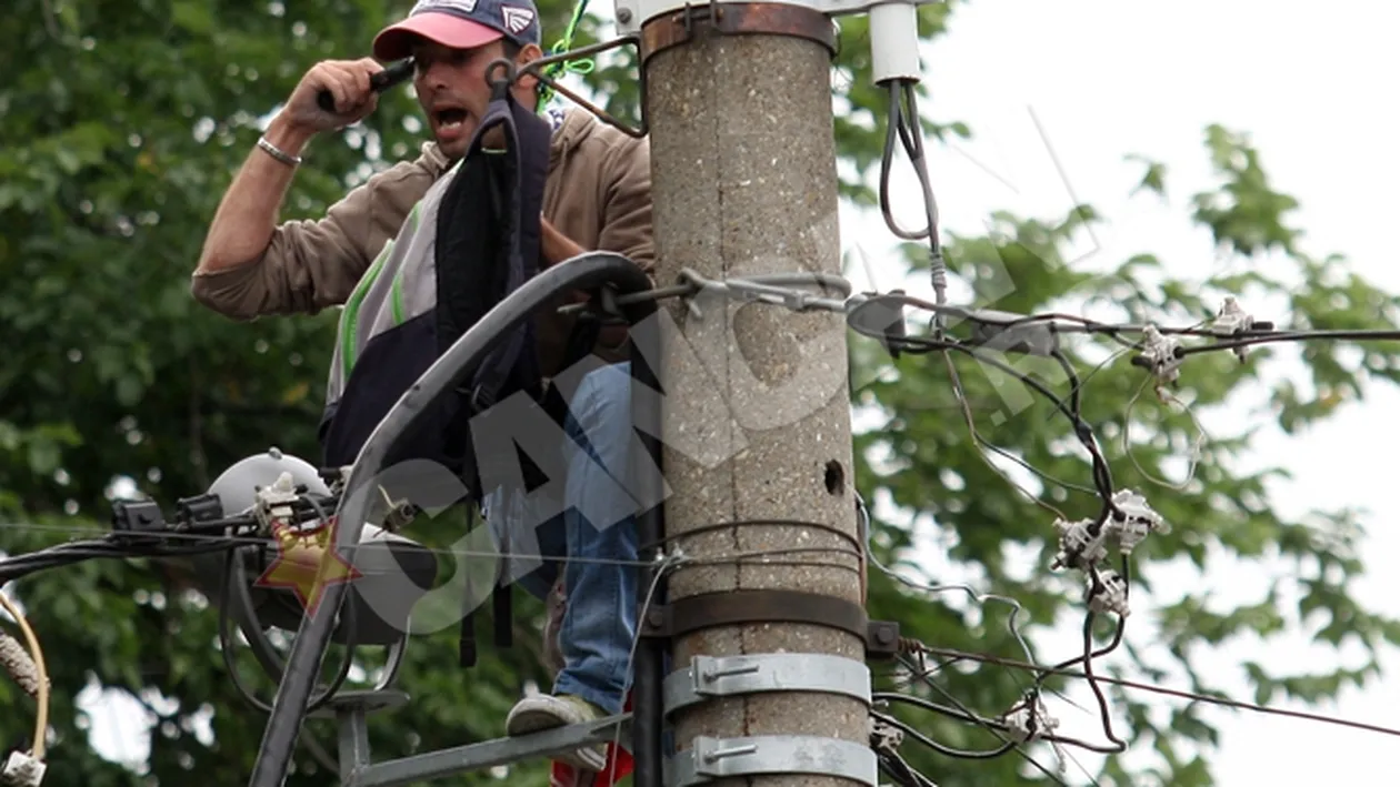 Barbatul care s-a urcat pe stalp langa Palatul Cotroceni, internat la Psihiatrie si examinat de INML
