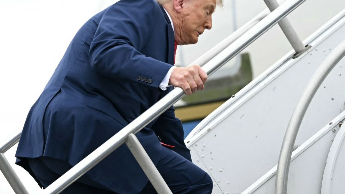 Moment stânjenitor pentru Donald Trump. Președintele american s-a împiedicat în momentul în care urca în avionul prezidențial