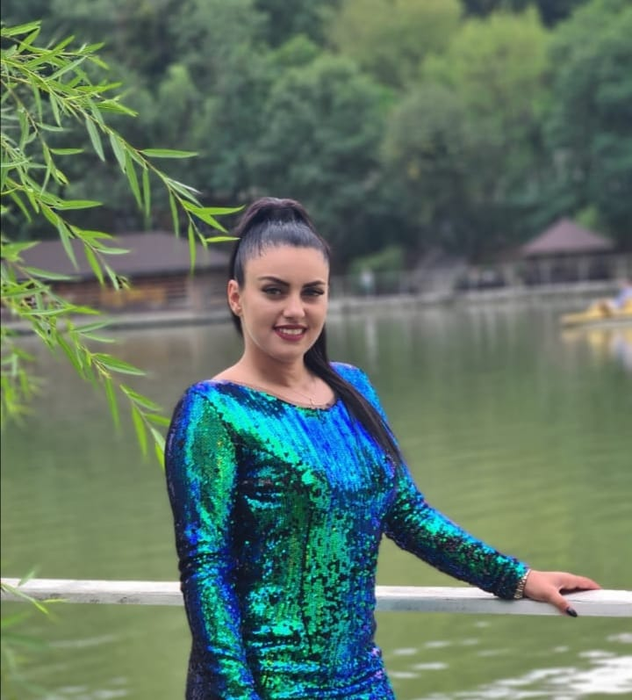Daniela Cușnir, condusă pe ultimul drum cu lacrimi și cântece de jale. Întrebarea cutremurătoare repetată de mama regretatei cântărețe lângă sicriu | FOTO
