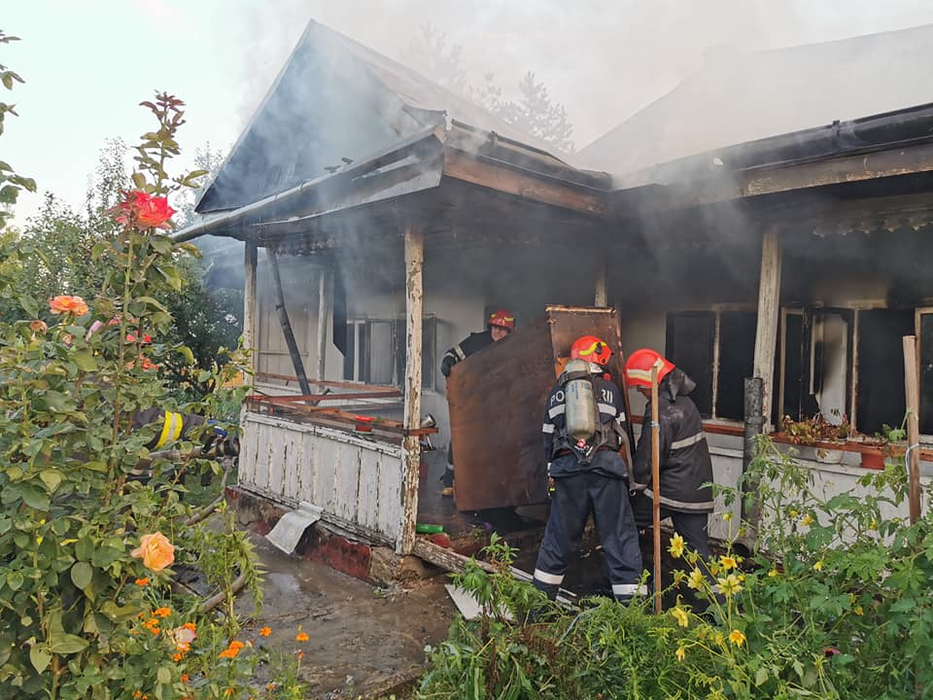 Incendiu la Mănăstirea Agafton din Botoșani. Flăcările au distrus multe bunuri
