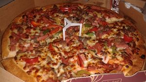 Câte calorii are o pizza în România, de fapt. "Bombă calorică" - e puțin spus!