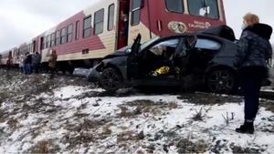 Tragedie pe calea ferată! Trenul a izbit un BMW la Iași, iar doi oameni au murit