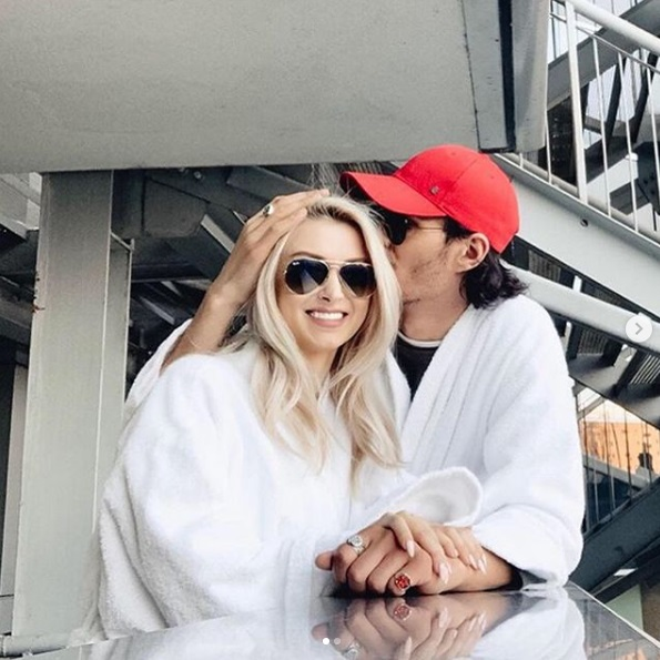 Iulia Albu a criticat-o acid pe Andreea Bălan: “Extrem de photoshop-ată. Toată lumea te întreabă ce «aere» (îți) dai!”