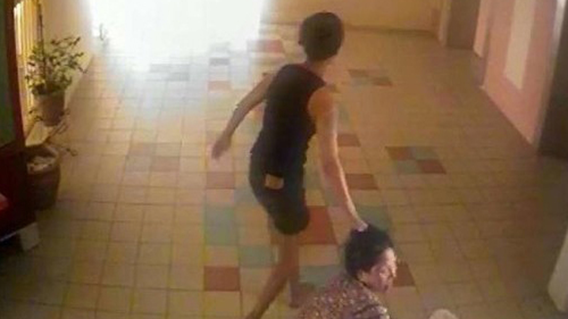 Scene teribile cu o bunică care este bătută cu bestialitate în scara unui bloc: ''A continuat să mă calce pe cap...''