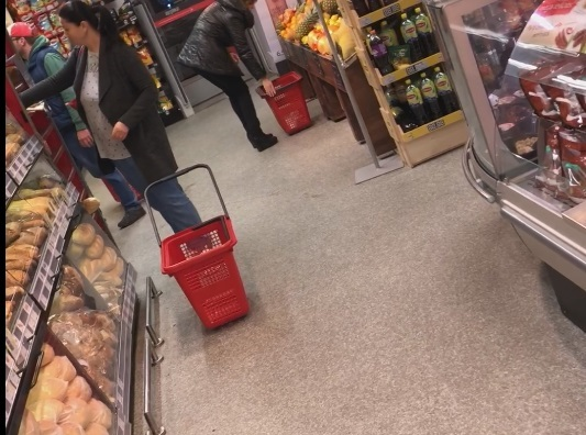 Gabriela Cristea a ”valsat” printre rafturi, bucurându-se la maximum de partida de shopping