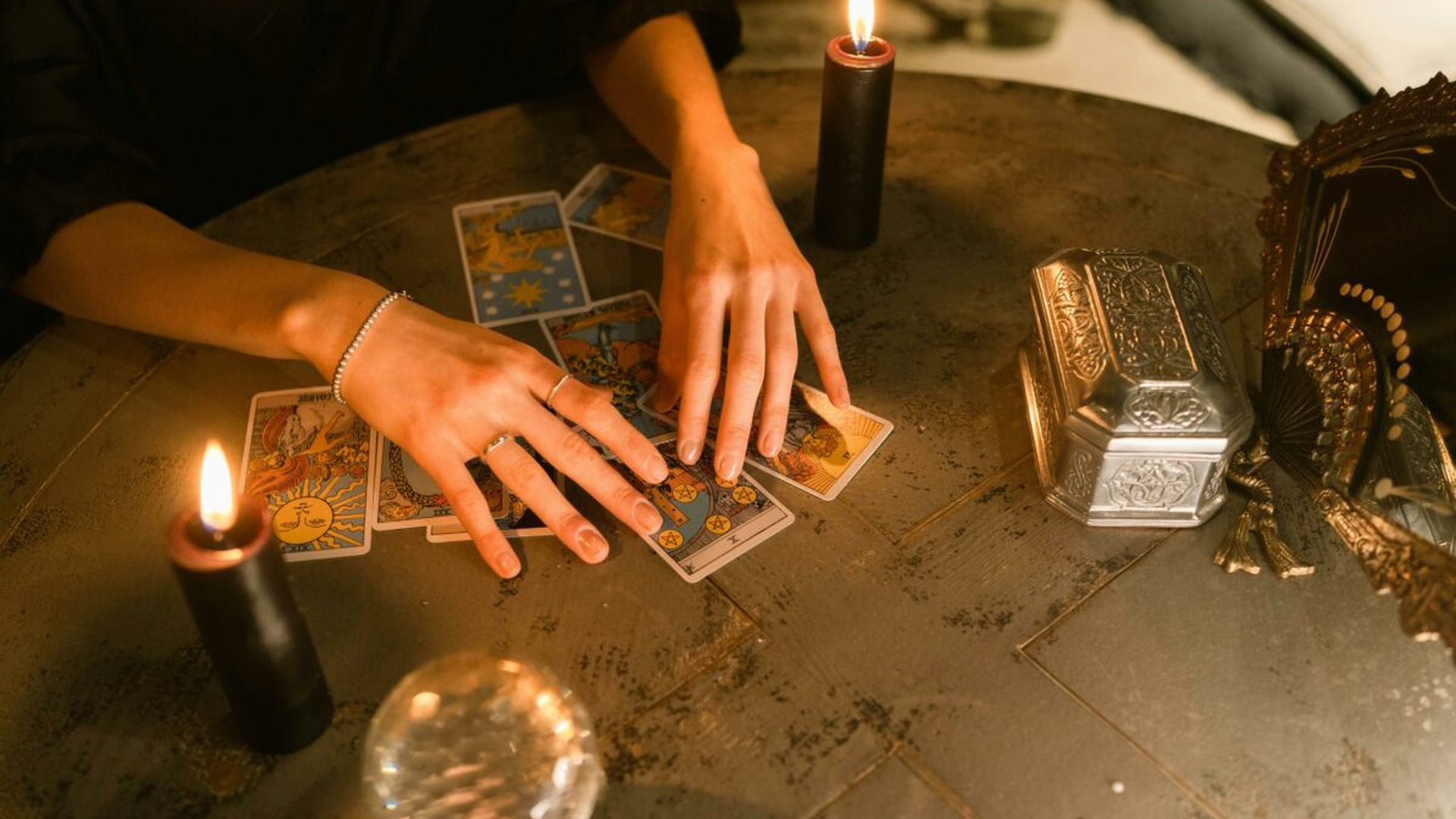 Cartea de Tarot de azi, 10 aprilie 2026. Eremitul le spune nativilor Fecioară și Pești: închideți ușa lumii și deschideți-o pe a voastră